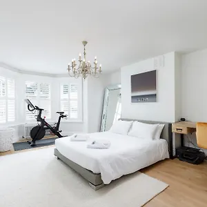 Spacious 2 Bedroom With Beautiful Garde Apartment Brighton